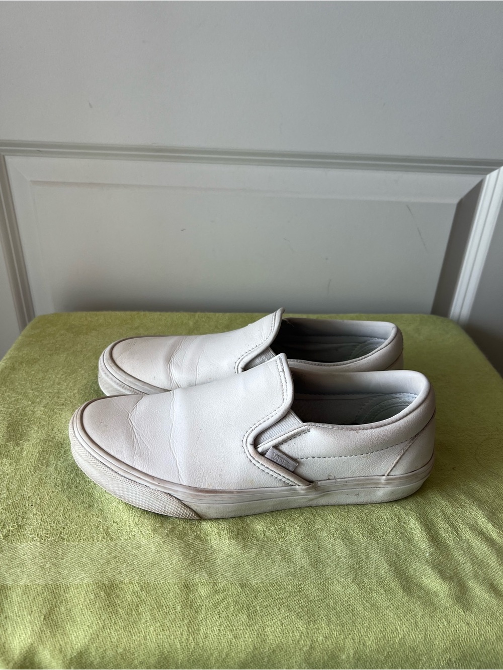 Vans White Low-Top Slip-On leather Sneakers. Size 8